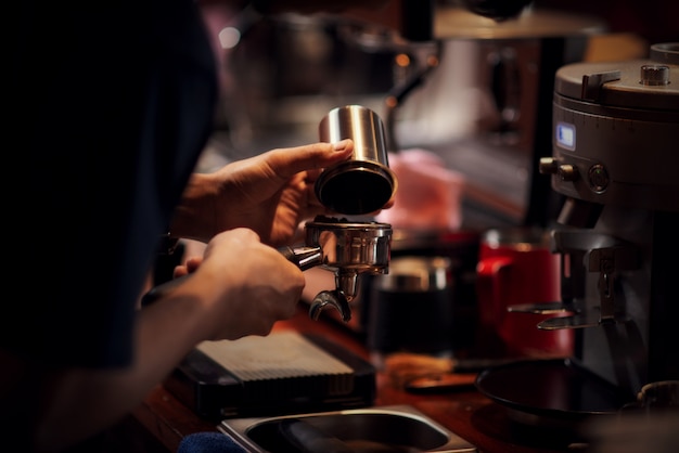 Gros plan, barista, cappuccino, barman, préparation, boisson café Photo gratuit