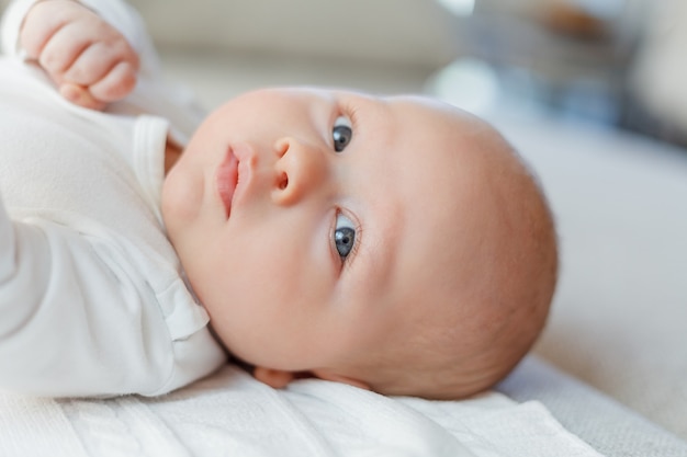 Gros Plan De Bebe Blond Aux Yeux Bleus Photo Premium