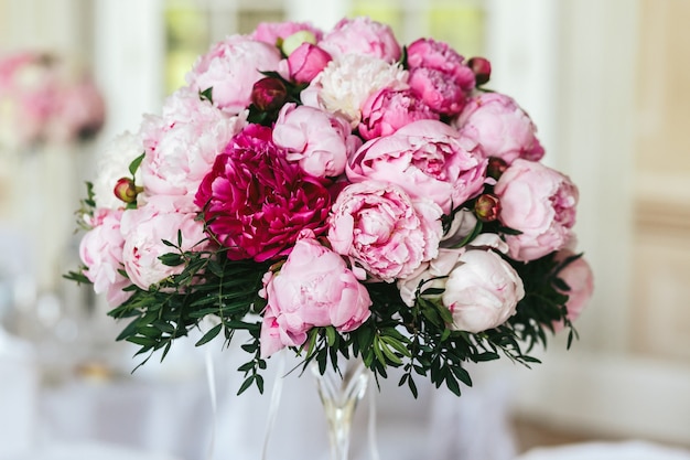 Gros Plan De Bouquet De Pivoines Blanches Et Roses Photo Gratuite