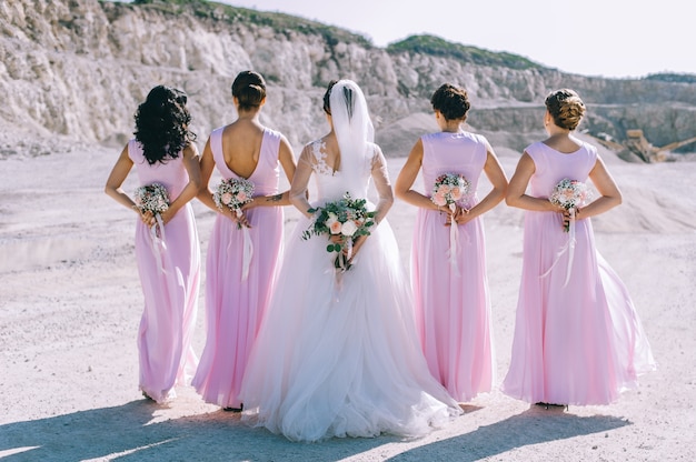 Gros plan des bouquets de mariée et demoiselles d'honneur Photo Premium