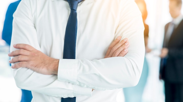 Gros Plan Des Bras Croisés D'un Homme D'affaires | Photo Gratuite
