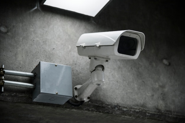 Gros Plan De La Camera De Videosurveillance Sur Le Mur Photo Gratuite