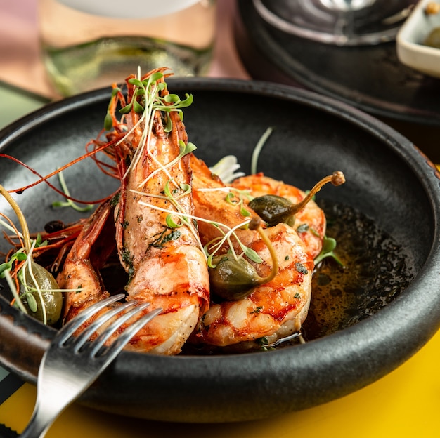 Gros plan de crevettes frites garnie de cornichons et d'herbes fraîches Photo gratuit