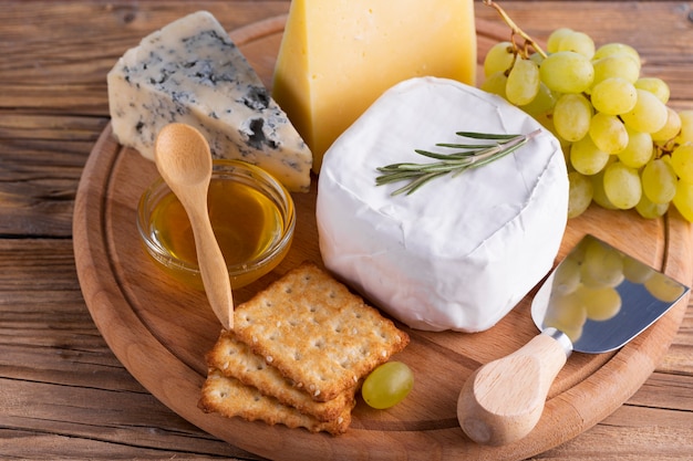 Gros Plan De Délicieux Fromages Et Des Collations Sur Une Table Photo Gratuite 