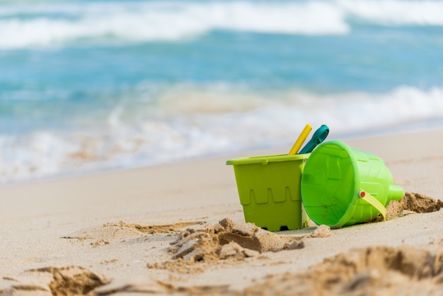 Gros Plan De Deux Jouets De Sable Pour Enfants Verts Avec