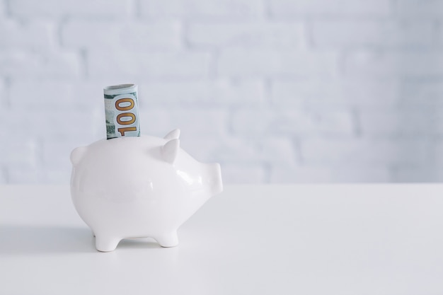 Gros plan, de, dollar cent, note monnaie, dans, tirelire, sur, bureau Photo gratuit