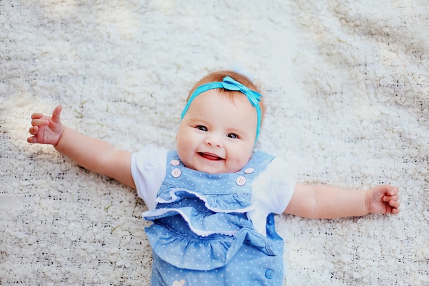 Gros Plan Du Beau Bebe Souriant Aux Grands Yeux Heureux Petit Enfant Mignon S Amuser Dans Le Jardin Avec La Famille Doux Enfant Photo Premium