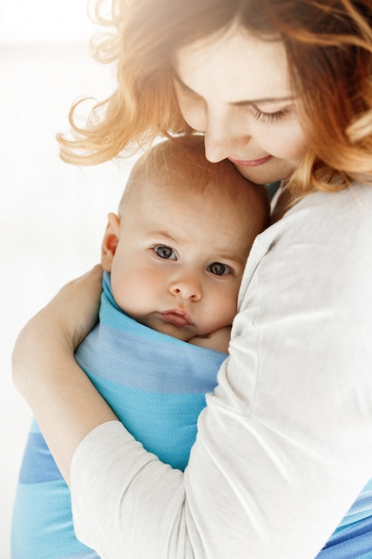 Gros Plan Du Doux Petit Bebe Avec Ses Grands Yeux Gris Maman Blottit Son Enfant Avec Tendresse Et Amour Concept De Famille Photo Gratuite