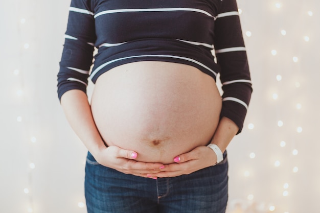 Gros Plan Du Gros Ventre Velu De La Femme Enceinte Sur Fond De Lumi Res