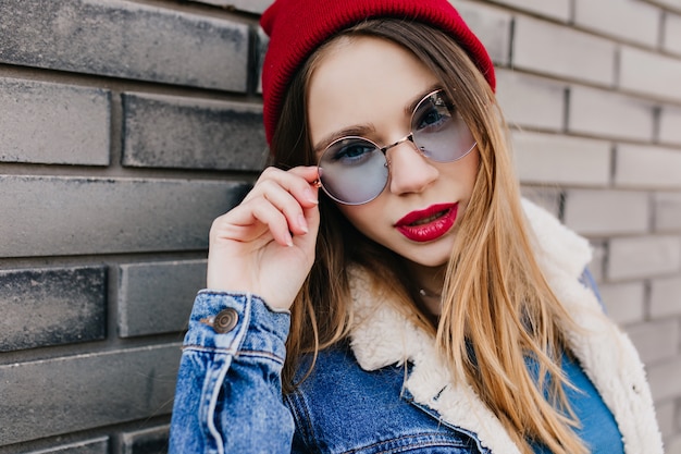 Gros Plan D Une Femme Magnifique Aux Cheveux Chatain Clair Touchant Ses Lunettes Bleues Photo Exterieure