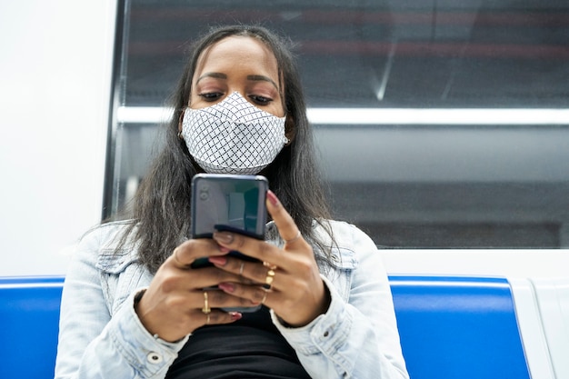 Gros Plan D'une Femme Noire Assise Seule Dans La Voiture De Métro à L