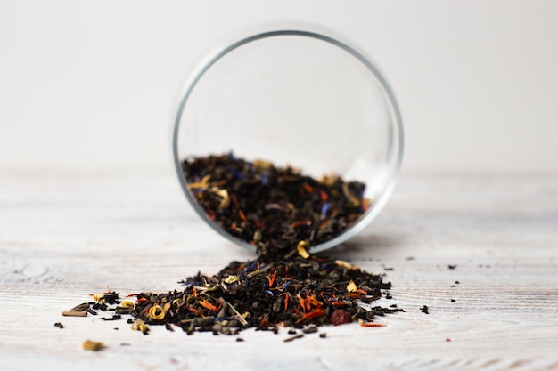 Gros plan des herbes aromatiques sur la table Photo gratuit