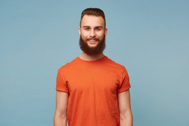 Gros Plan De L Homme Drole De Petit Ami Heureux Emotionnel Avec Une Barbe Lourde Habille En T Shirt Rouge Isole Sur Bleu Photo Gratuite