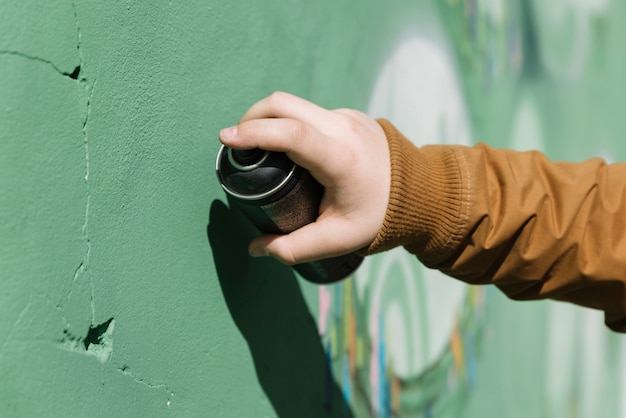 Gros plan, de, a, main humaine, faire, graffiti, à, aérosol, boîte Photo gratuit