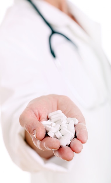 Gros plan de la main d'un médecin avec des pilules Photo gratuit