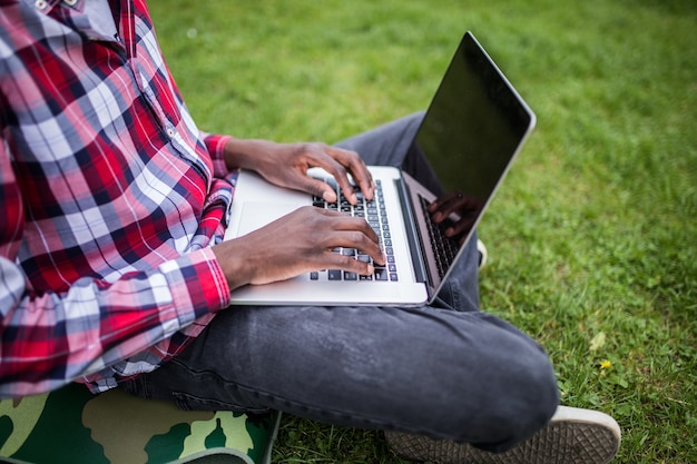 Gros Plan Des Mains Afro Am Ricaines Tapant Sur Ordinateur Portable Sur L Herbe Verte Photo