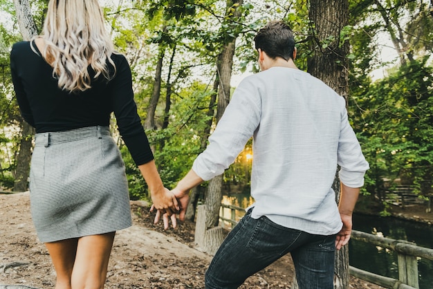 Gros Plan Des Mains Entrelacees D Un Couple Amoureux Se Promenant Dans Une Foret Photo Premium