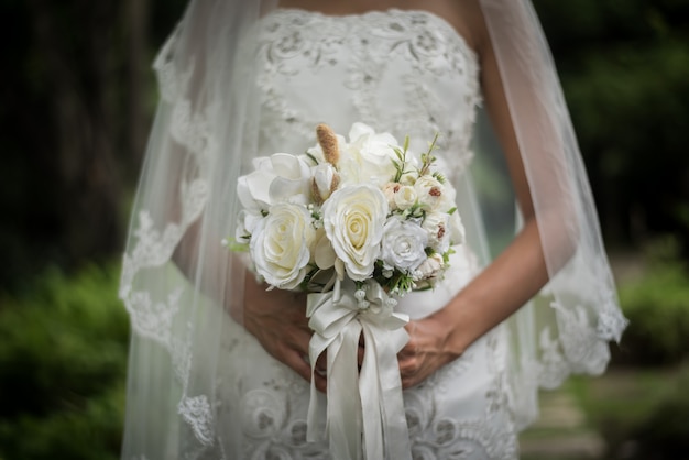 Gros Plan De Mariée Avec Fleur De Mariée Mariage En Mains