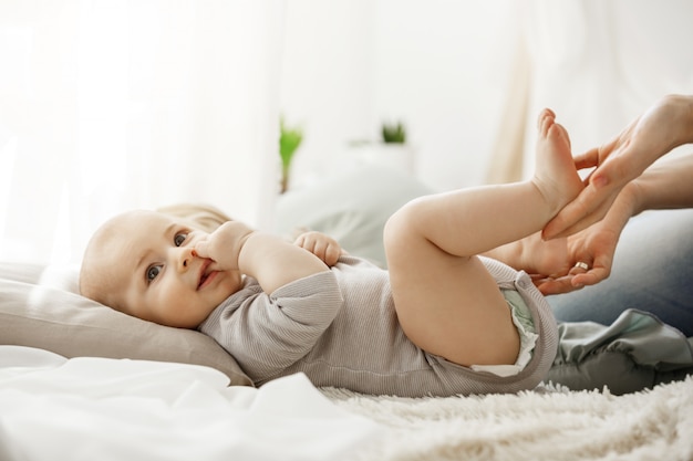 Gros Plan De Mignon Bebe Nouveau Ne Allonge Sur Le Lit Regardant De Cote Tandis Que