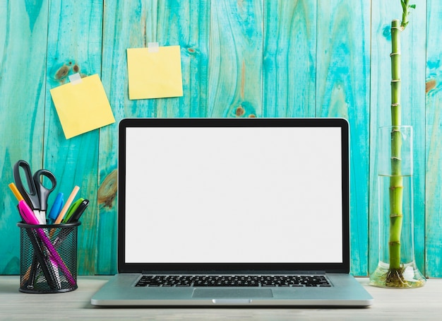 Gros Plan De Ordinateur Portable A Papeterie Et Bambou Plante Sur Bureau Bois Photo Gratuite