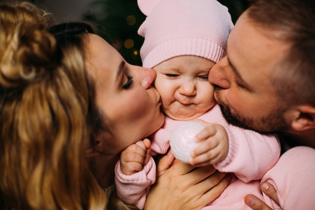 Gros Plan De Papa Et Maman Heureux Embrassant Leur Bebe Mignon Concept Parental Et Familial Photo Premium