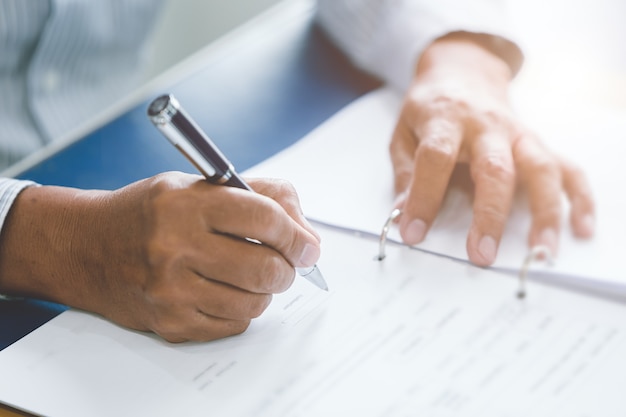 Gros Plan De Papier A Lettres Aine Travaillant Avec Un Stylo A Bille Dans Le Bureau Photo Premium