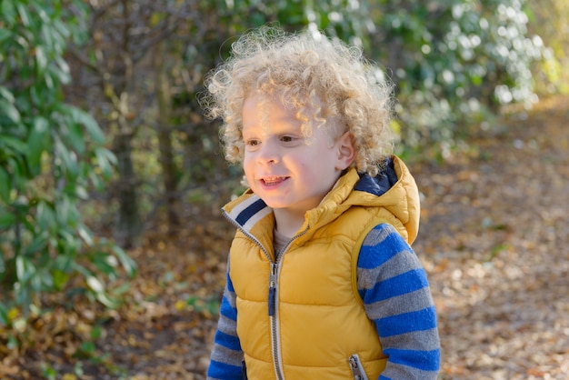 Gros Plan D Un Petit Garcon Mignon Avec Des Cheveux Blonds Boucle Debout Photo Premium