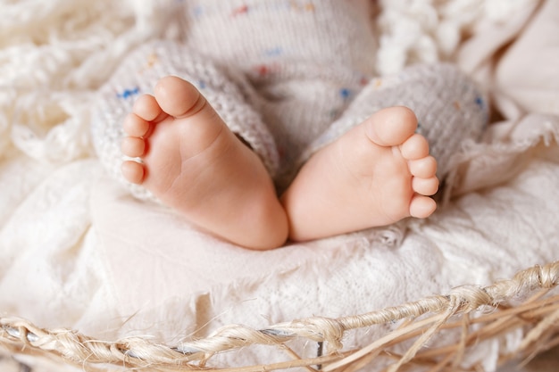 Gros Plan Des Pieds De Bebe Nouveau Ne Sur Plaid Tricote Dans Un Panier Caroncule Talon Doux Pour Nouveau Ne Bebe Confortable Famille Photo Premium