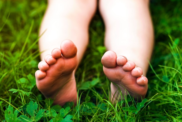 Gros Plan Des Pieds De Petite Fille Sur L Herbe Verte Photo Premium   Gros Plan Pieds Petite Fille Herbe Verte 127089 3024 