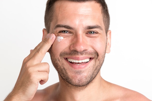 Gros plan, sourire, homme, demande, crème, sur, figure Photo gratuit