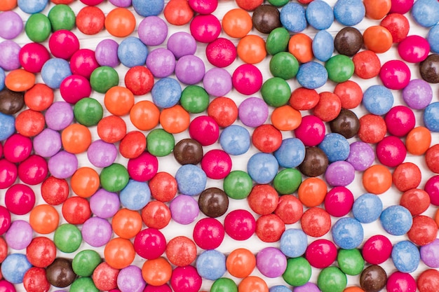 Gros Plan D'un Tas De Bonbons Enrobés De Chocolat Coloré Photo Premium