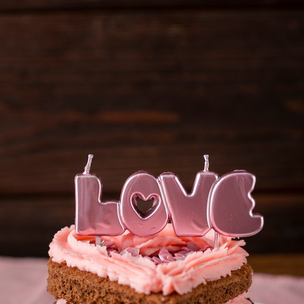 Gros Plan D Une Tranche De Gateau En Forme De Coeur Avec Des Bougies Photo Gratuite