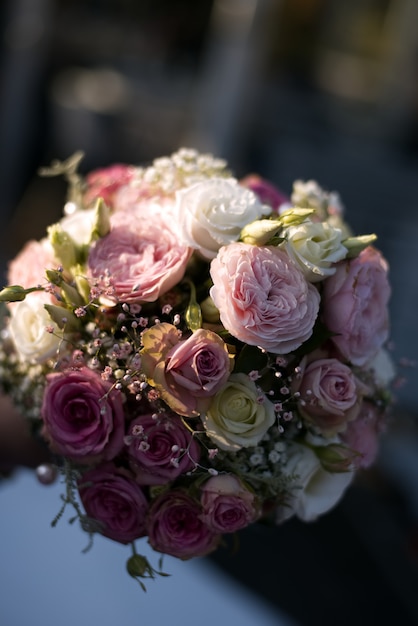 Gros Plan Vertical Tourne D Un Bouquet De Fleurs Roses Colorees Photo Gratuite