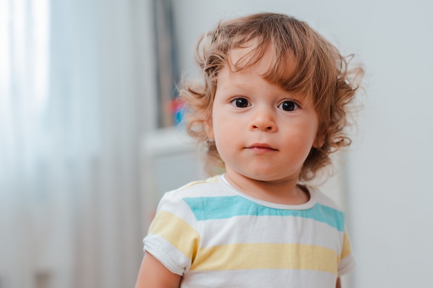 Gros Plan Sur Le Visage De Bebe Joli Bebe Aux Cheveux Boucles Portrait D Un Photo Premium