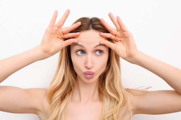 Gros Plan Visage Féminin Avec Une Grosse Ride Sur Son Front Isolé Sur Blanc. Spa, Chirurgie, Procédure Laser, Lifting Du Visage Et Concept De Botox. Detox Collagène Vitamines Minéraux Thérapie De Traitement. Photo Premium