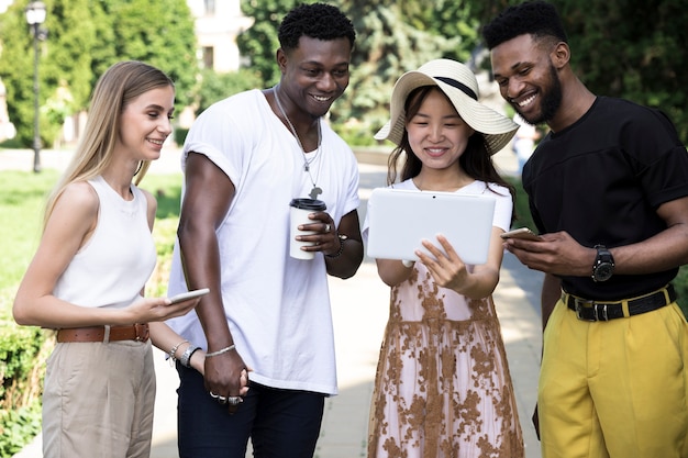 Groupe d'amis multiculturels s'amusant Photo gratuit
