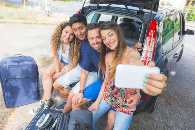 Groupe d'amis prenant un selfie avant de partir en vacances Photo Premium