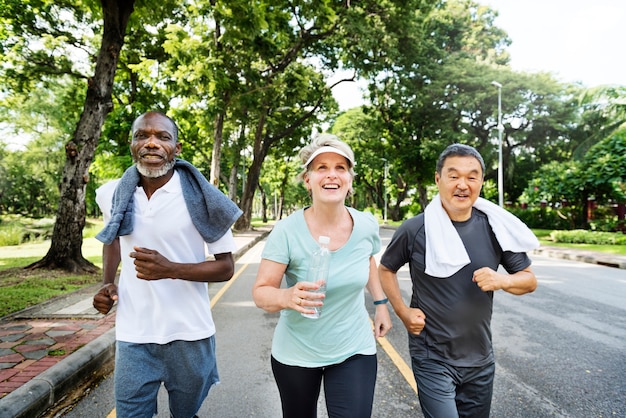 Groupe d'amis seniors jogging ensemble dans un parc Photo gratuit
