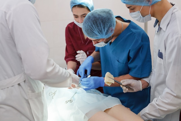 Un groupe de chirurgiens opérant dans un hôpital. Photo Premium