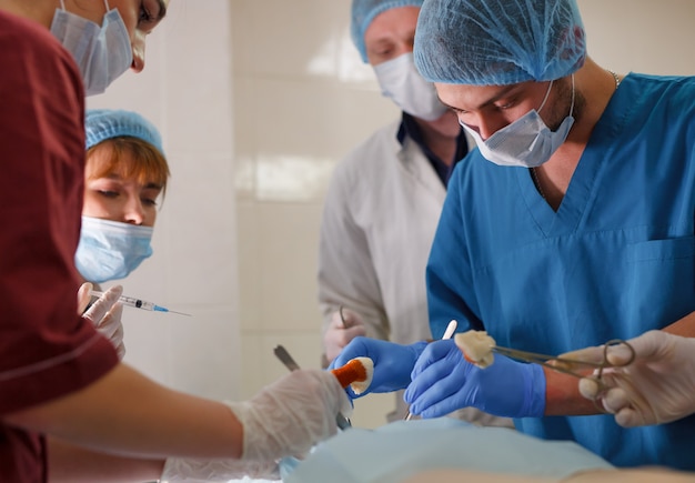 Un groupe de chirurgiens opérant dans un hôpital. Photo Premium