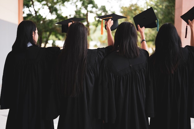 Le groupe d’étudiants finissants portait un chapeau noir, chapeau noir, lors de la cérémonie de remise des diplômes à l’université. Photo Premium