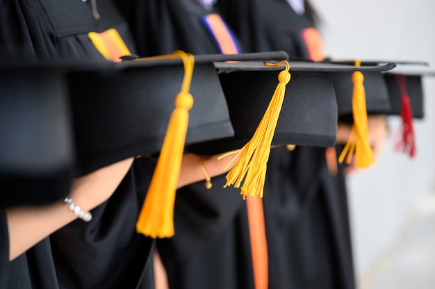Le groupe d’étudiants finissants portait un chapeau noir, chapeau noir, lors de la cérémonie de remise des diplômes à l’université. Photo Premium