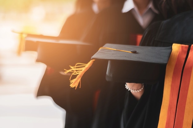 Le groupe d’étudiants finissants portait un chapeau noir, chapeau noir, lors de la cérémonie de remise des diplômes à l’université. Photo Premium