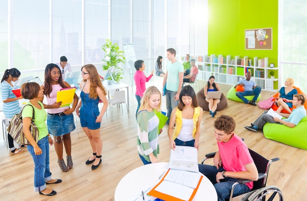 Groupe d'étudiants en université Photo Premium
