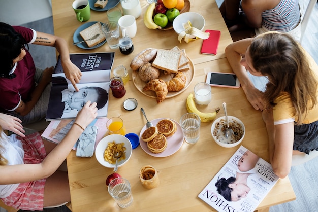 Un groupe de femmes diverses prenant leur petit déjeuner ensemble Photo Premium