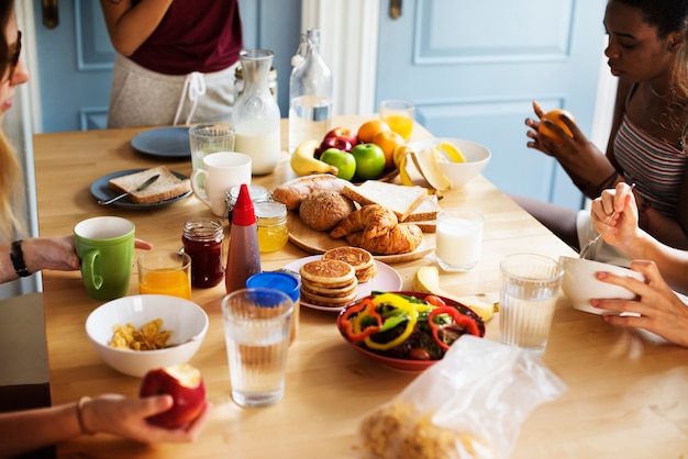 Un groupe de femmes diverses prenant le petit déjeuner ensemble Photo Premium