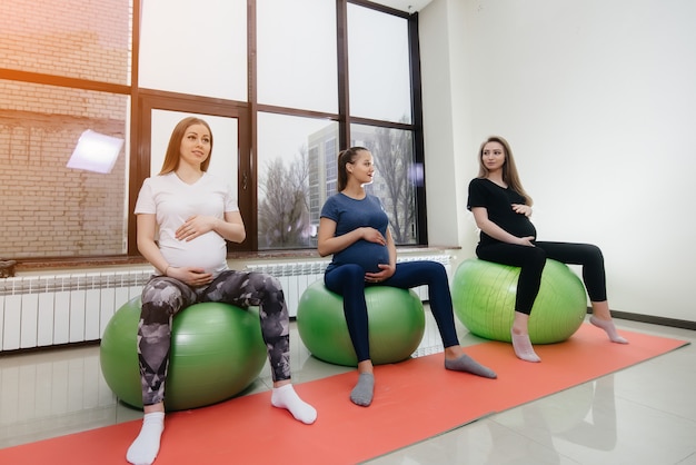 Un Groupe De Jeunes Femmes Enceintes Pratiquent Le Pilates Et Les