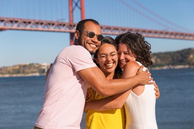 Groupe de joyeux amis proches se saluant et s'embrassant Photo gratuit
