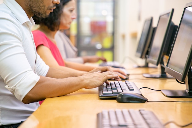 Groupe multiethnique d'étudiants travaillant dans un cours d'informatique Photo gratuit