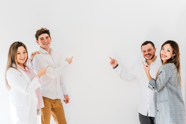 Groupe multiracial de collègues attirant l'attention Photo gratuit